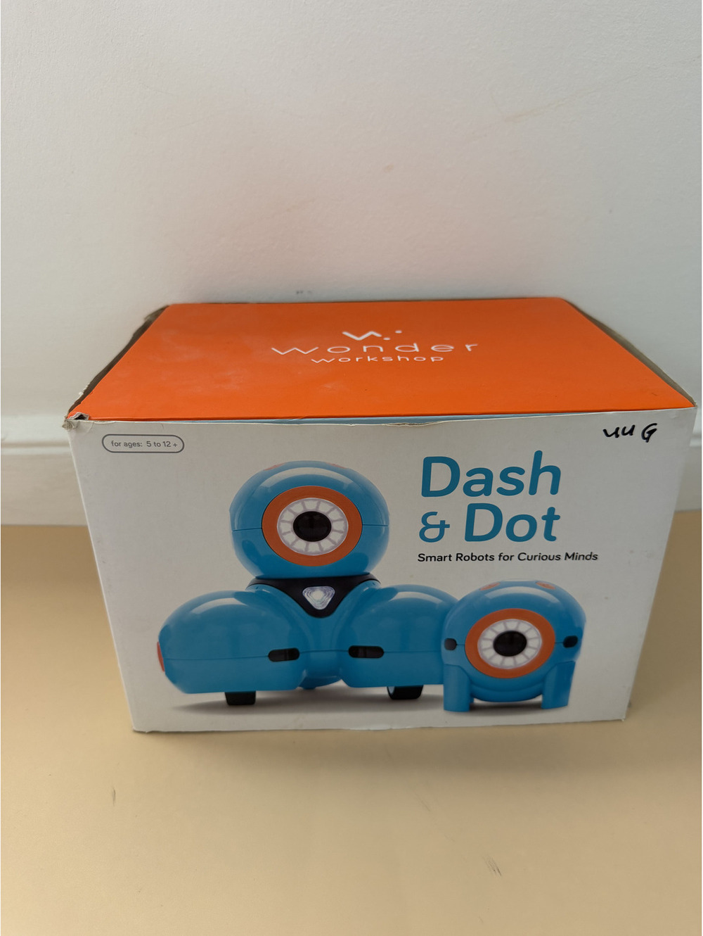 NWT Wonder Workshop Dash and Dot Robot pack Coding Robot watching kids